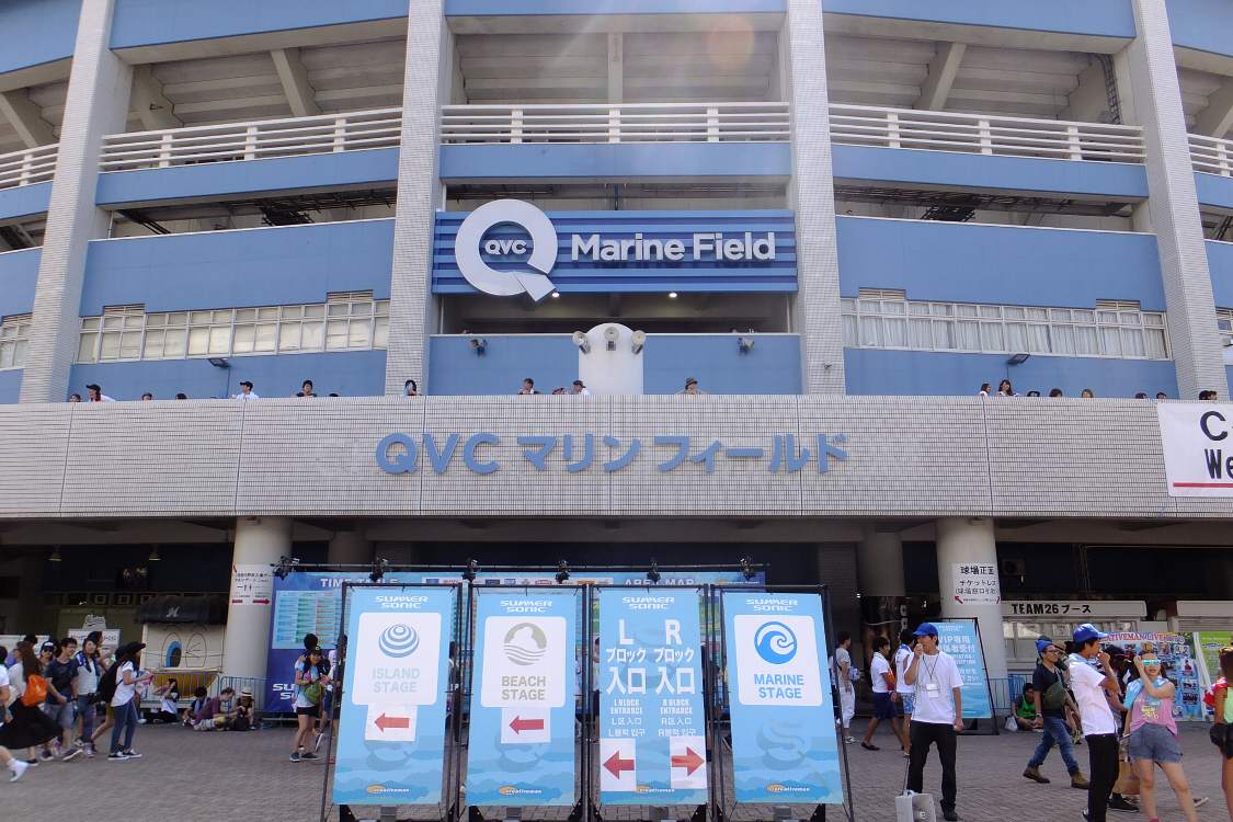 マリンスタジアム正面。