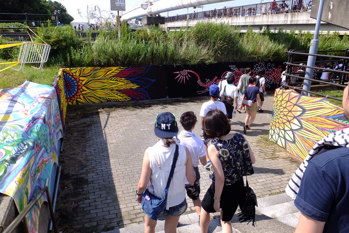 幕張メッセへの通路もずっと絵が続く。