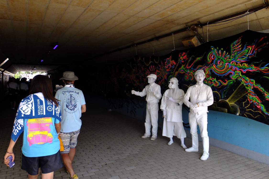 全身が白い3人組。顔を白塗りしている以外は白い服を着ている。