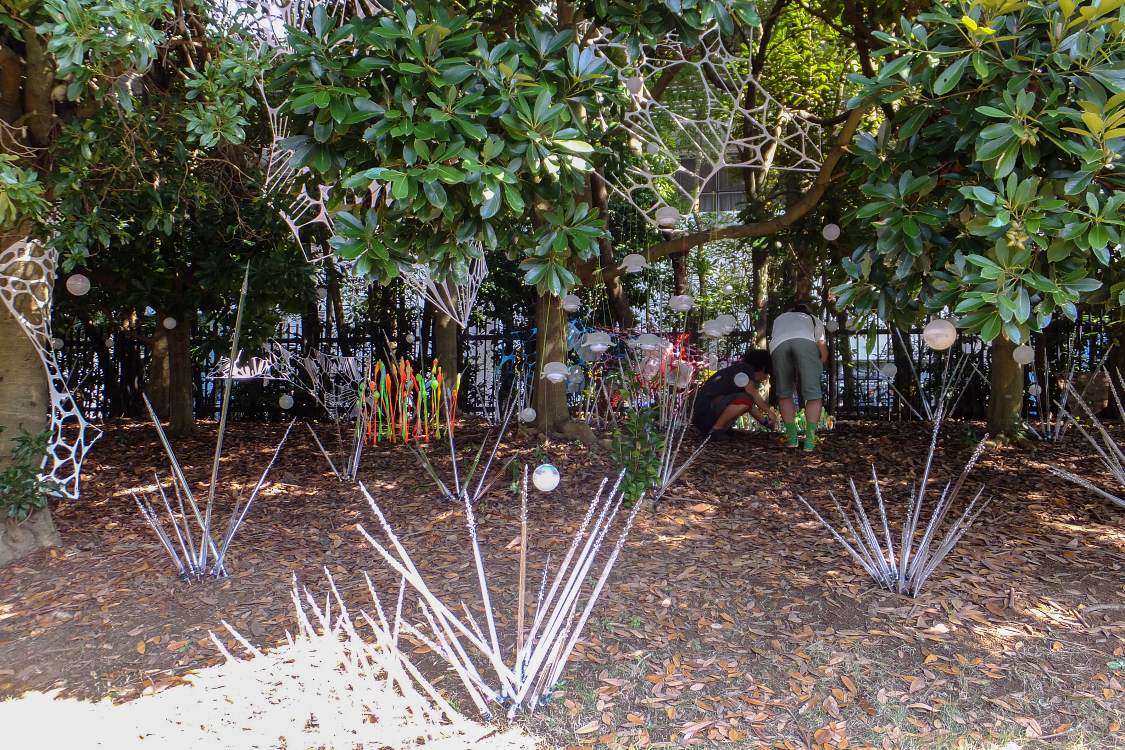 夜になると光る造形物。