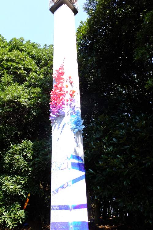 以前はベンツに飾っていた花びらを電灯に装飾。