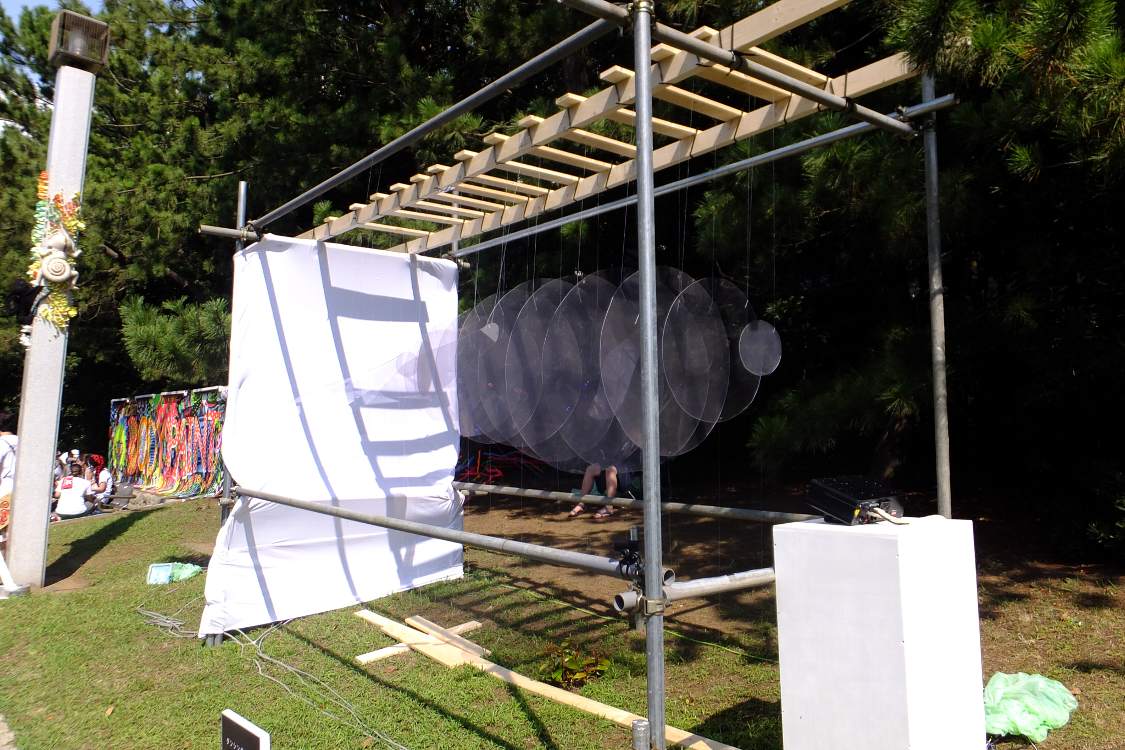 夜に照明がつくろ何らかの視覚効果があるのかもしれないが、昼は造形物のままだ。