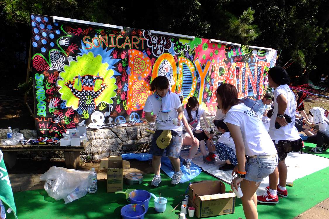 浜田川沿岸のボディペイント。