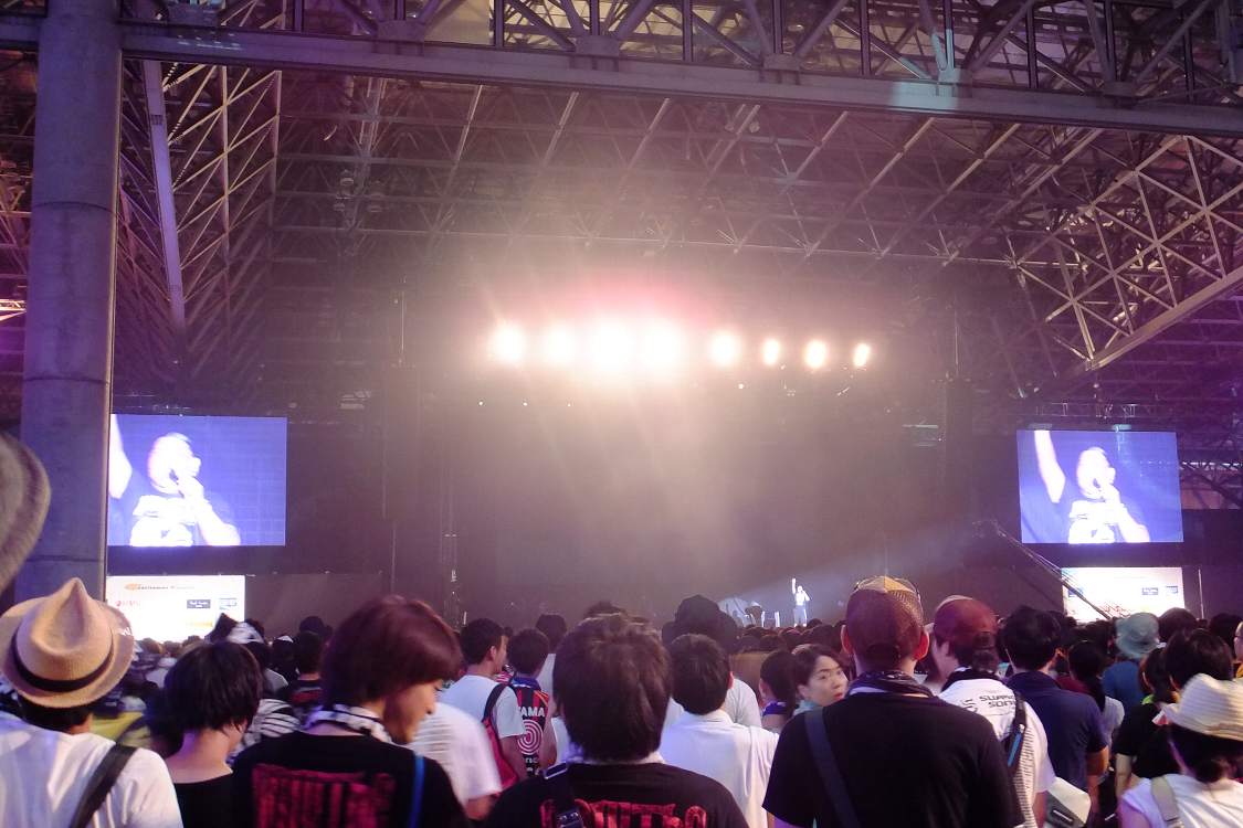 ステージの両側に大型ディスプレーがあるのはマウンテンステージのみ。