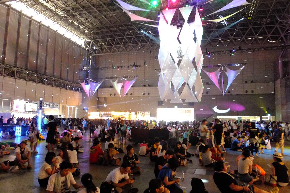 幕張メッセ内、マウンテンステージとソニックステージの間。