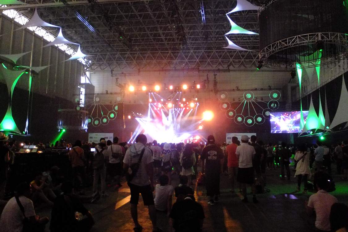 ソニックステージはマウンテンステージの半分から3分の1程度の大きさか。