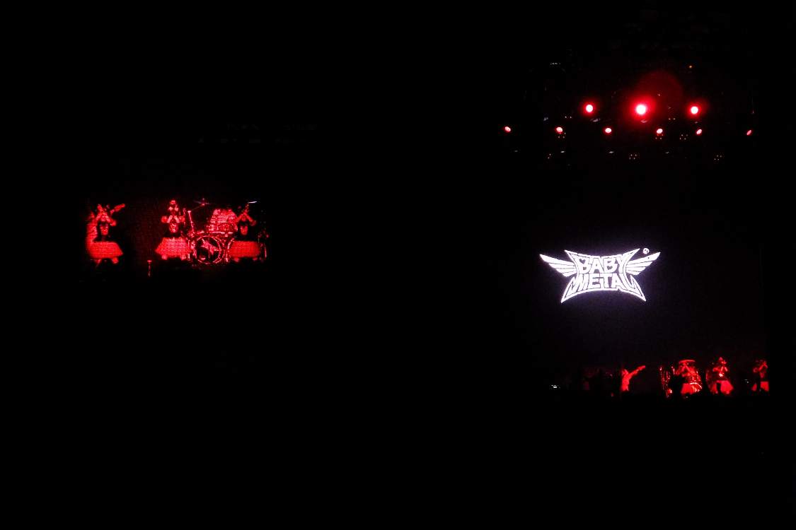 マウンテンステージのベビーメタル。