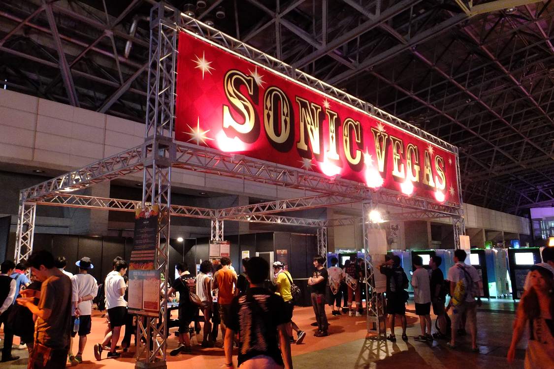 ソニックステージとレインボーステージの間のソニックベガス。