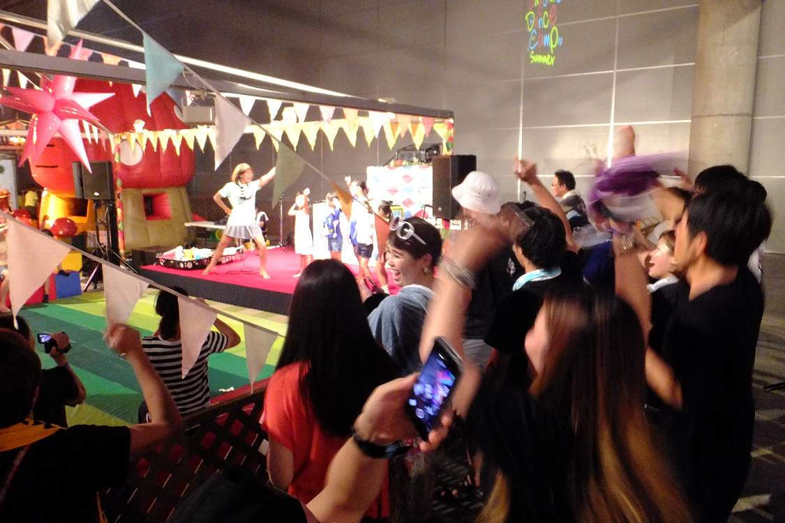 洋楽のヒット曲に合わせて子どもを踊らせる。