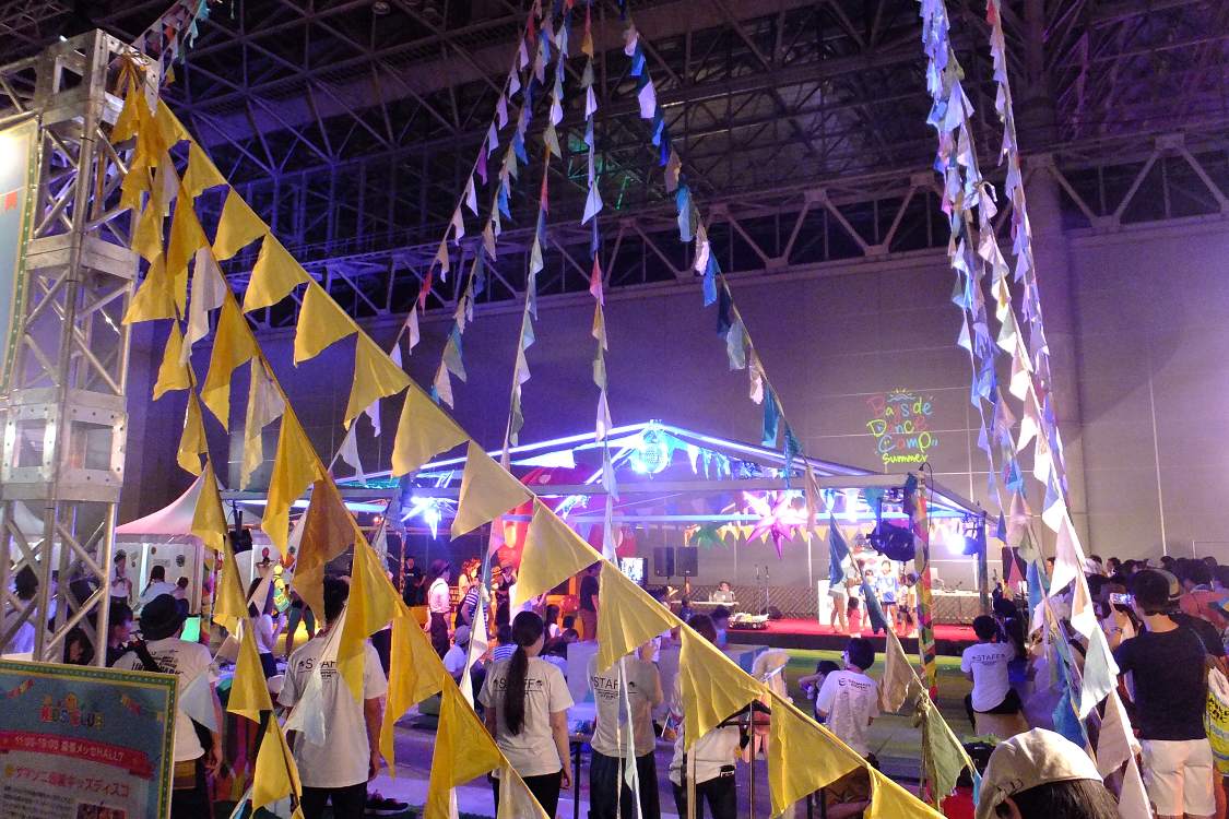 ステージの周囲にスタッフがいるが、子どもあたりの数は通常の保育所や認定こども園より多いのではないか。