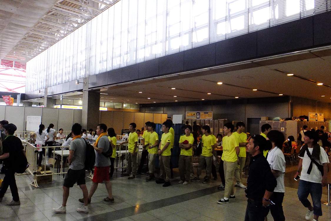 多人数で待機するスタッフ。