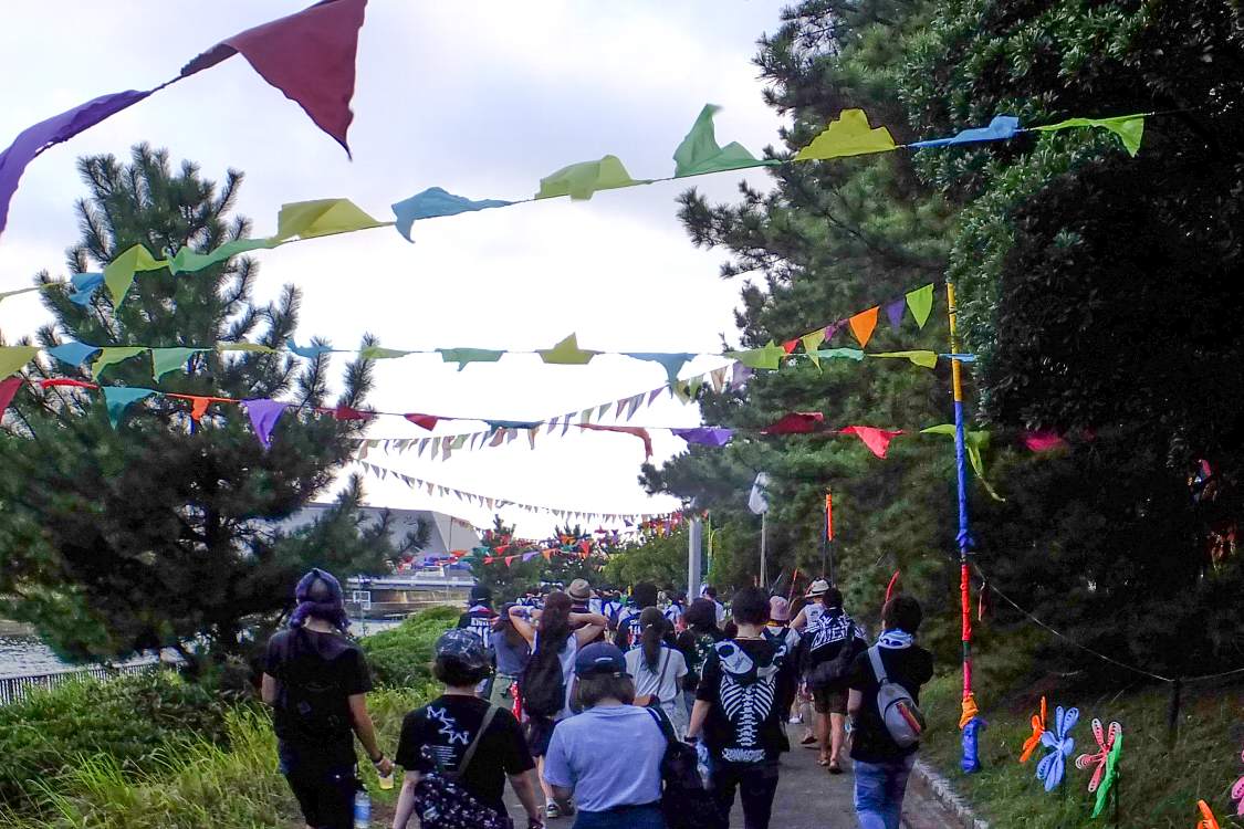 浜田川の北側を歩く。