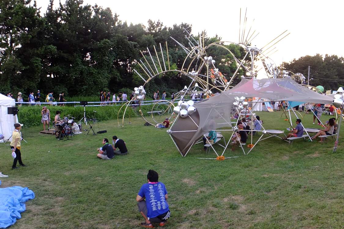 左奥が小さなステージ。