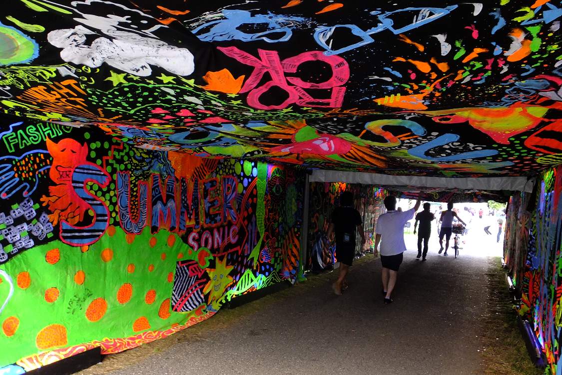 例年マリンステージゲート付近にある通路。