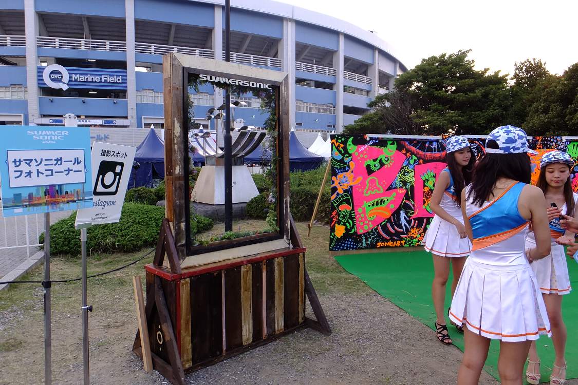 午後6時前になるとやや暗い。夕方や夜にも撮影するなら照明が必要だろう。