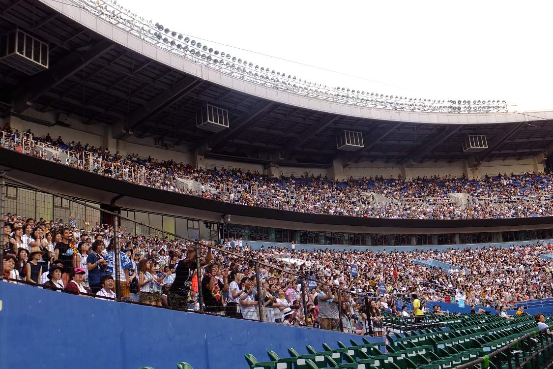3階席まで埋まったスタンド席。