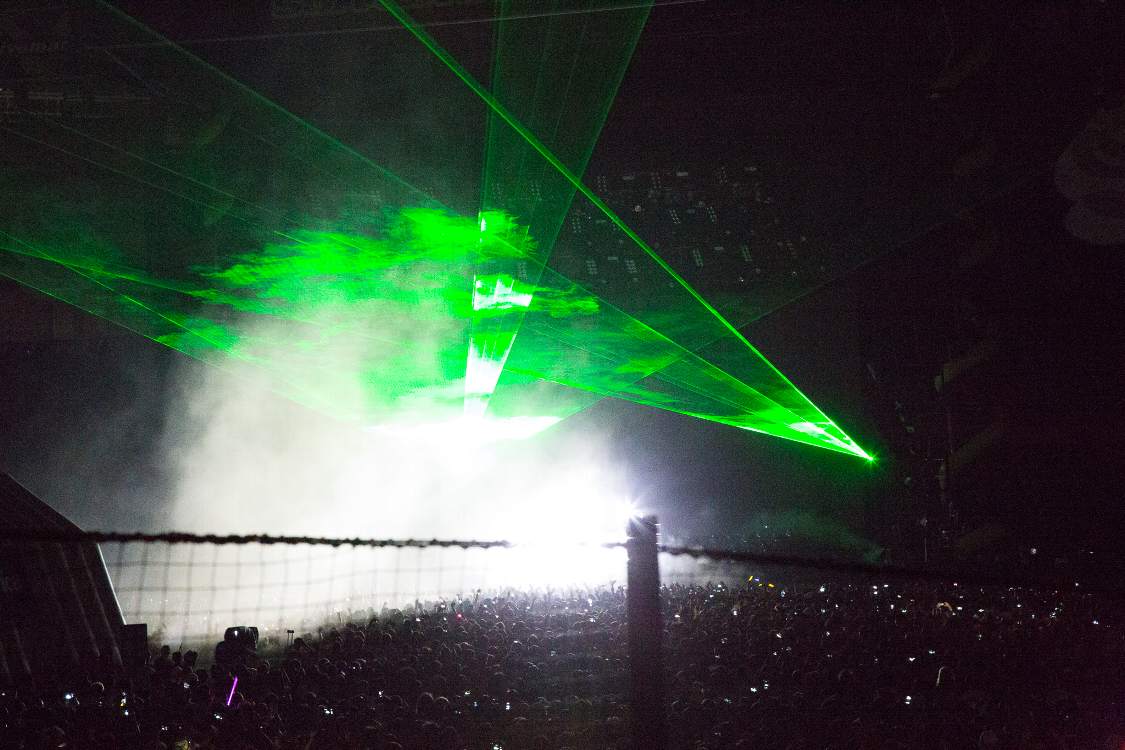 土曜のトリ、ケミカル・ブラザーズの開演。