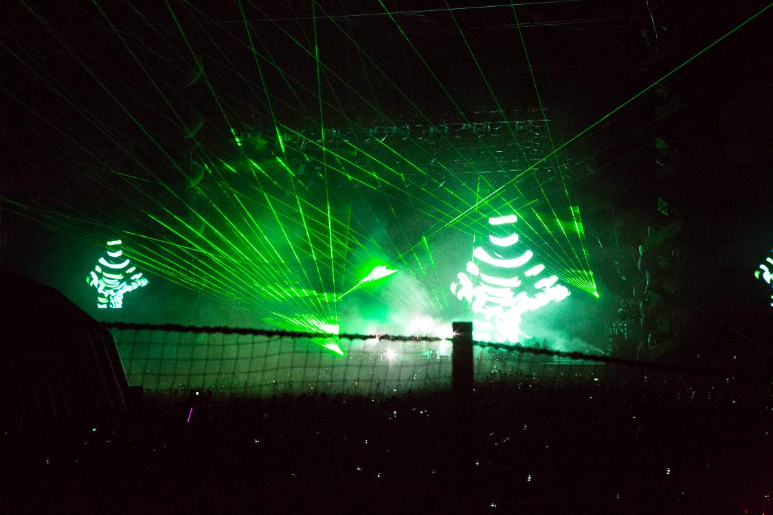 オープニング曲は「ヘイ・ボーイ、ヘイ・ガール」。