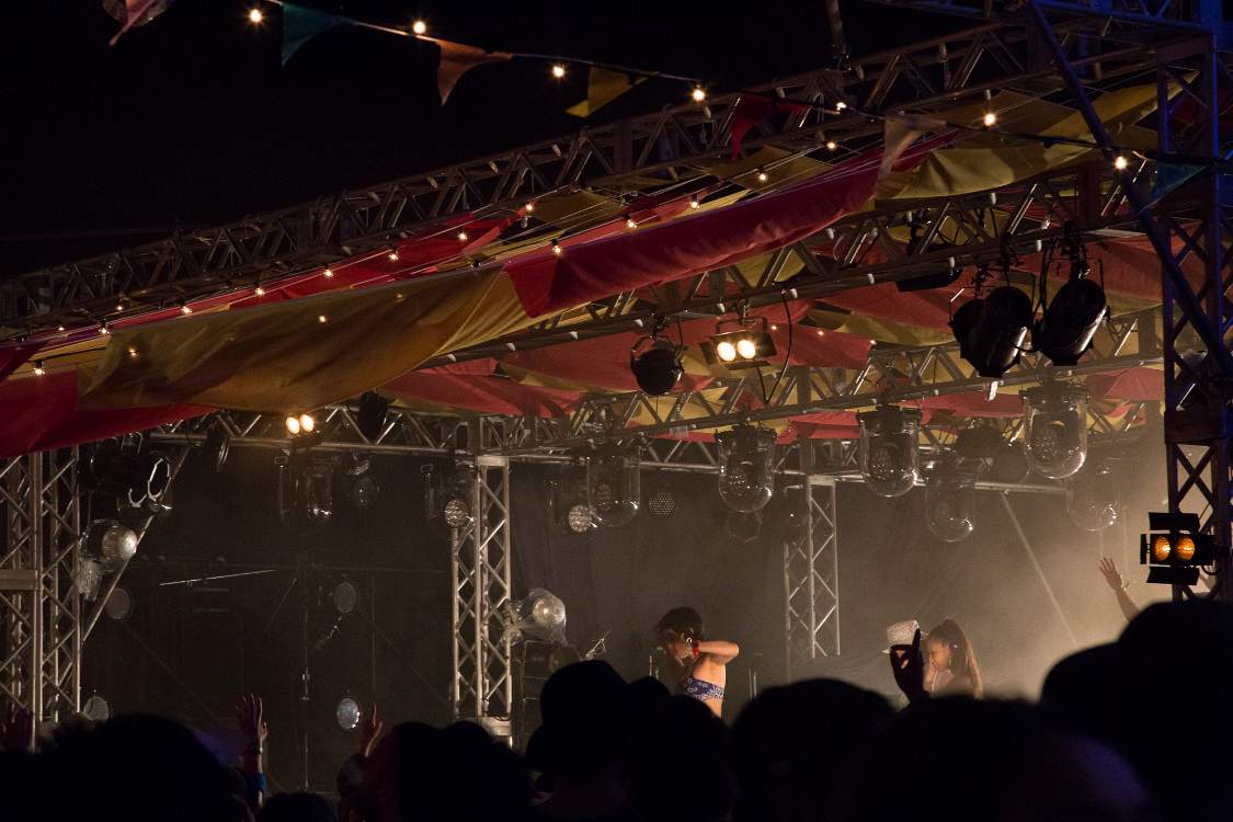 アイランドステージの公演は終わっているが、夜はダンサーが踊っている。