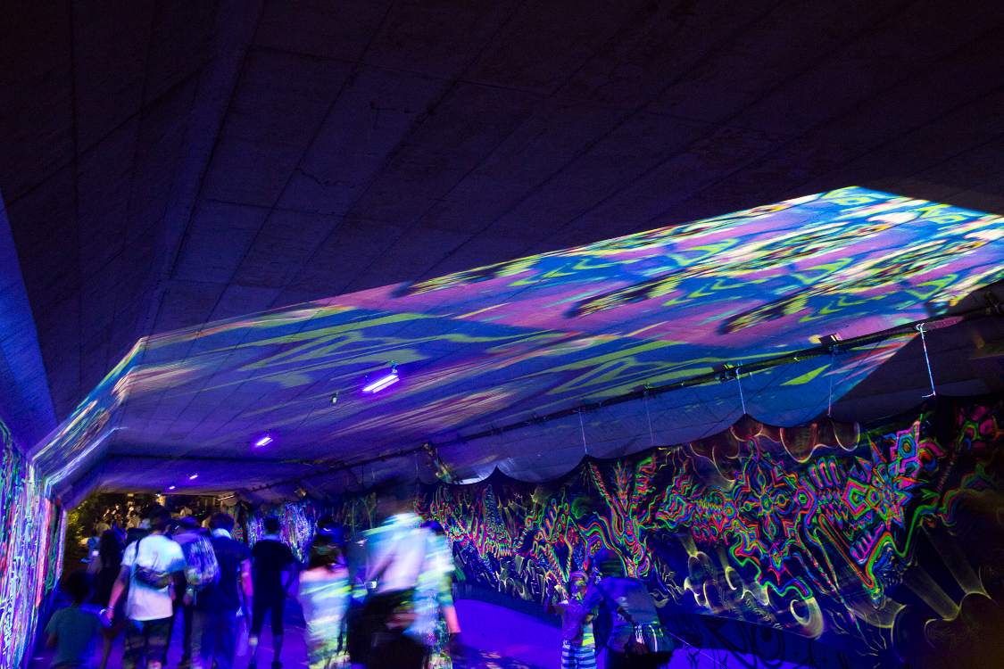 幕張メッセへ通じる隧道。