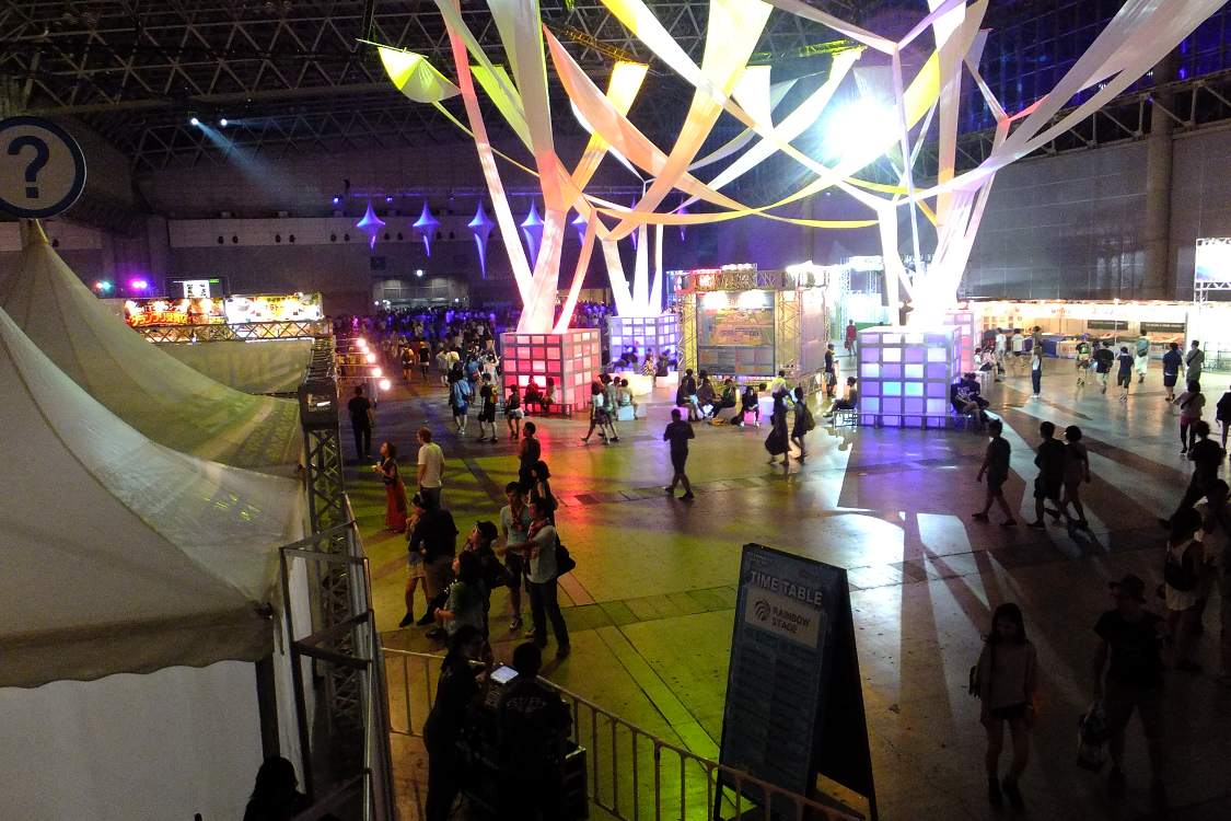 柵の中にいる手前の2人が照明効果を操作している。