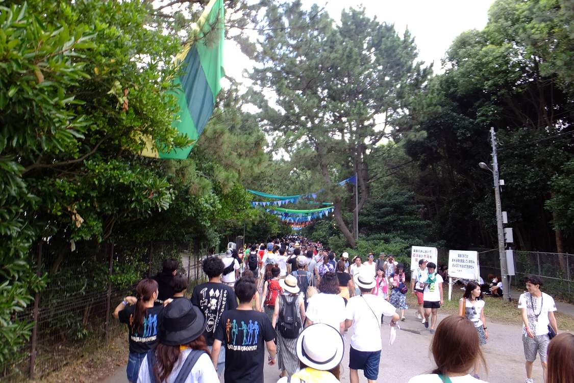 退場する人と対向。