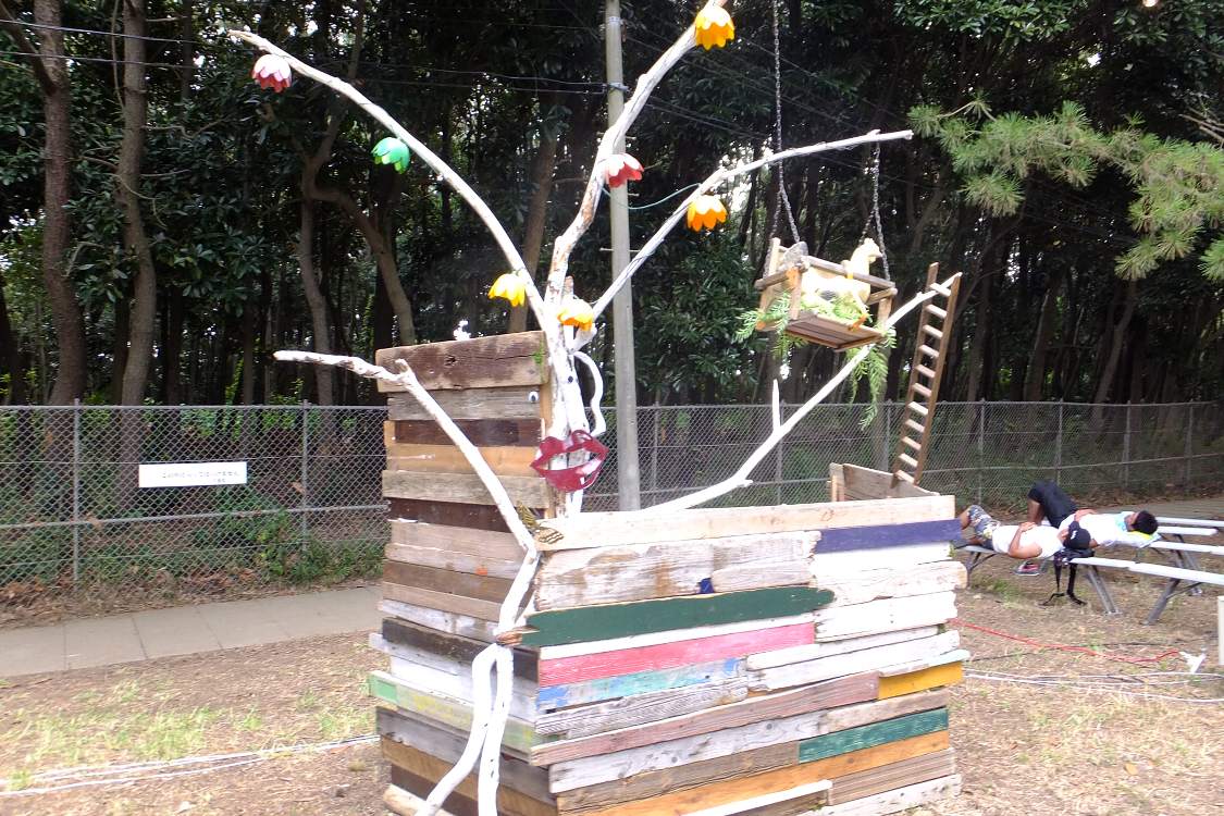 これは休憩所というよりも造形物。