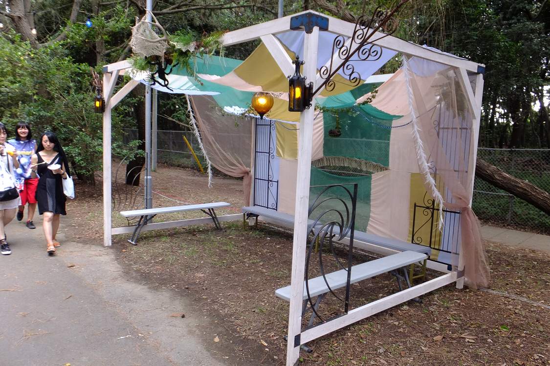 休憩所は日よけの意味もあるだろう。