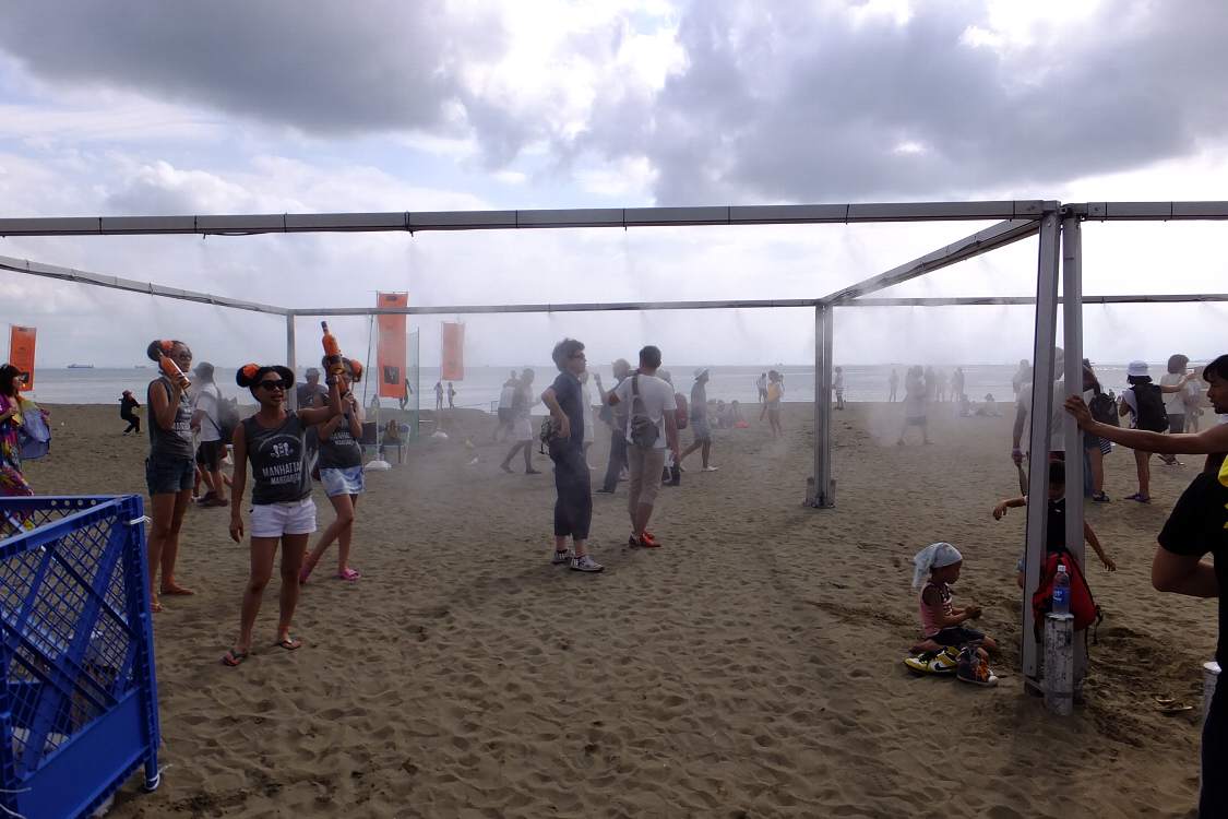 砂浜に入るとすぐに霧の噴射機があった。