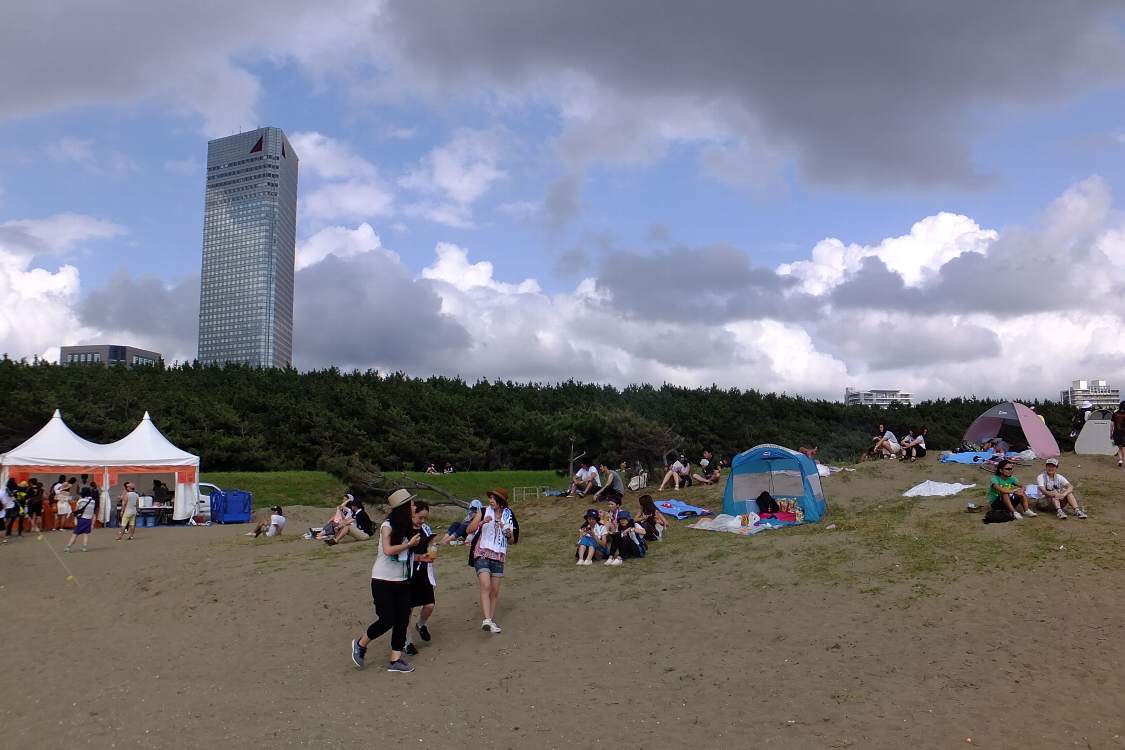 有料区域ではないので日よけテントもある。