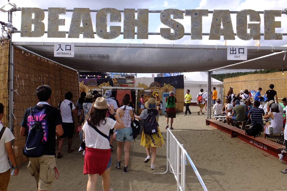 入り口からステージが見えない。