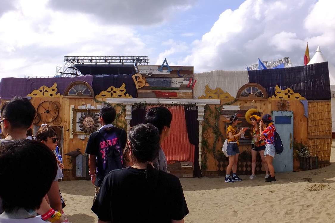 ステージを遮断している板。