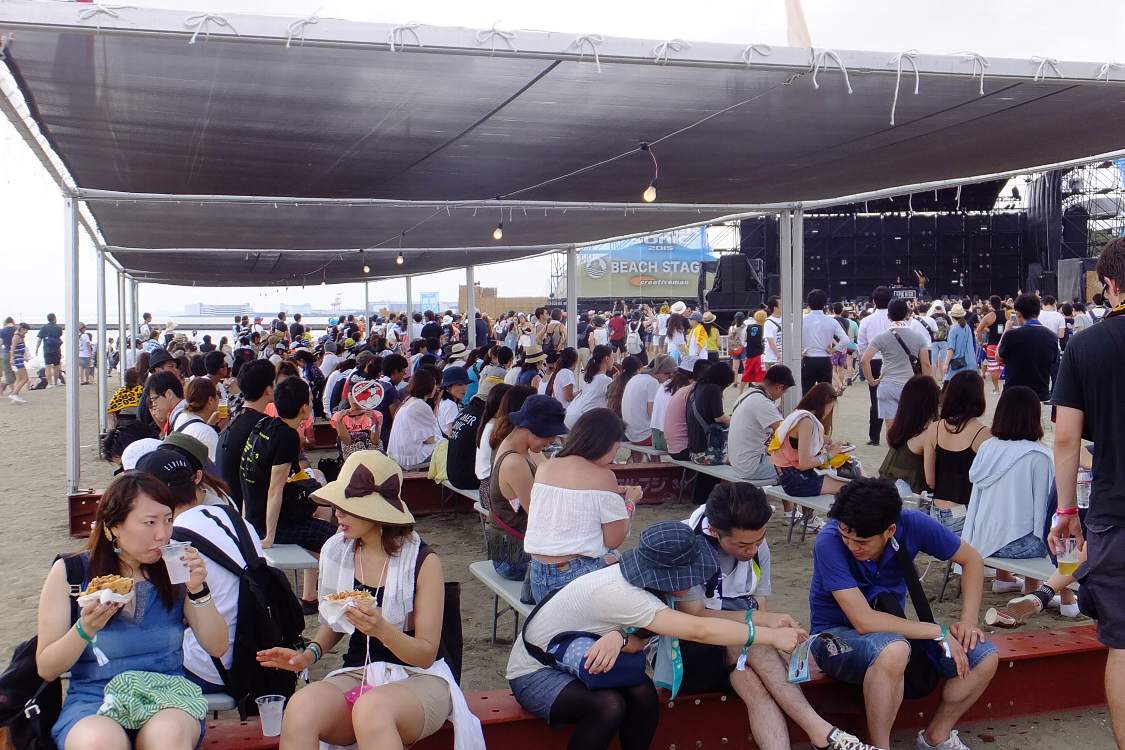 後方の日よけつきベンチ。雨よけにはならない。