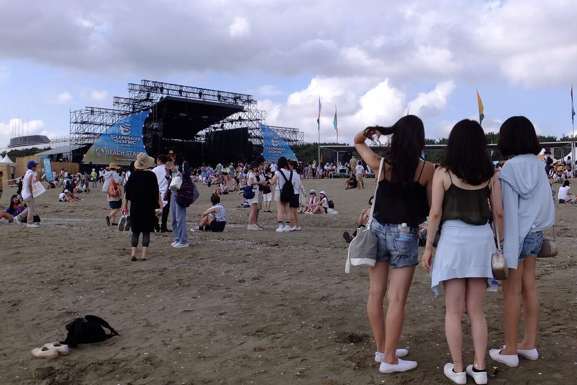 海岸後方からのステージ風景。