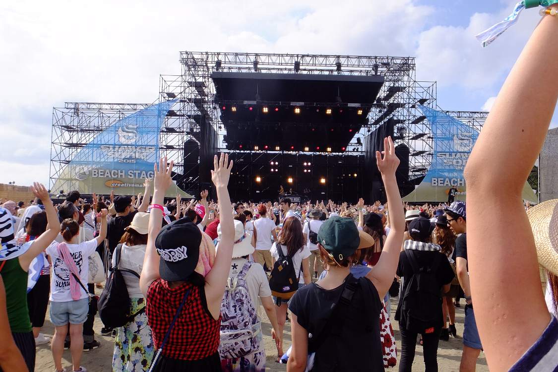 後方からでも正面からステージが見えるのはいい。