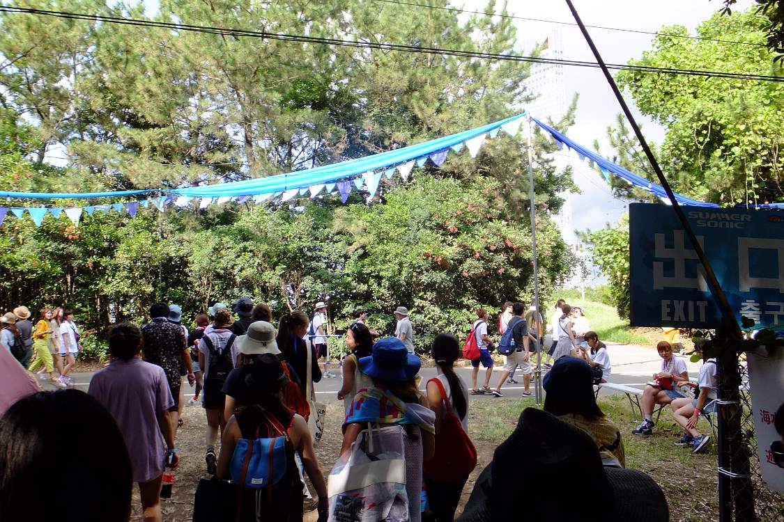 入場導線に入り対向する。