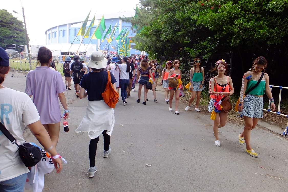 視界が開けマリンステージが見えてきた。