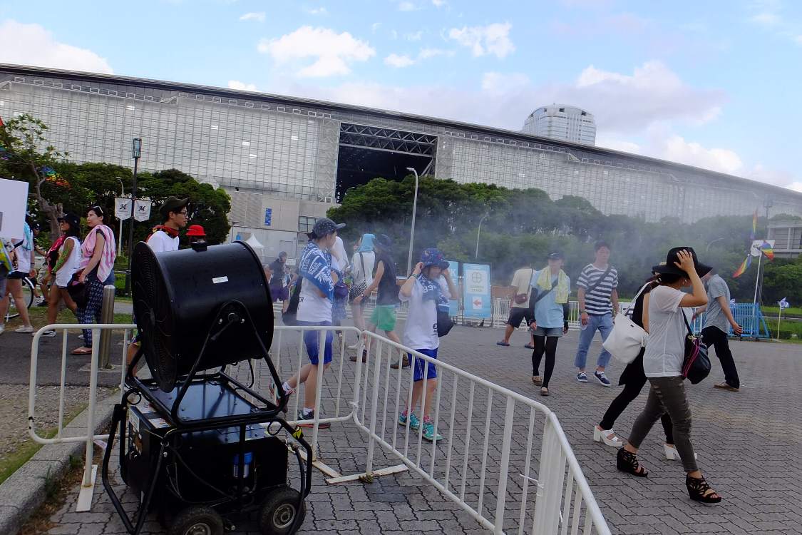 ゲート前の霧噴射。