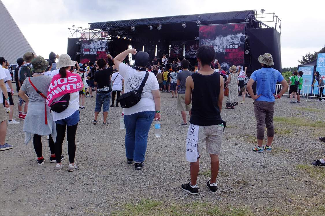 客は多いとは言えない。ハードなロック中心なのでどのバンドもステージ演出は似通っている。