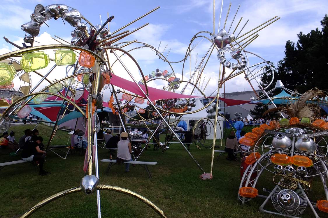 後方からはアーティストが見えにくいのが難点。