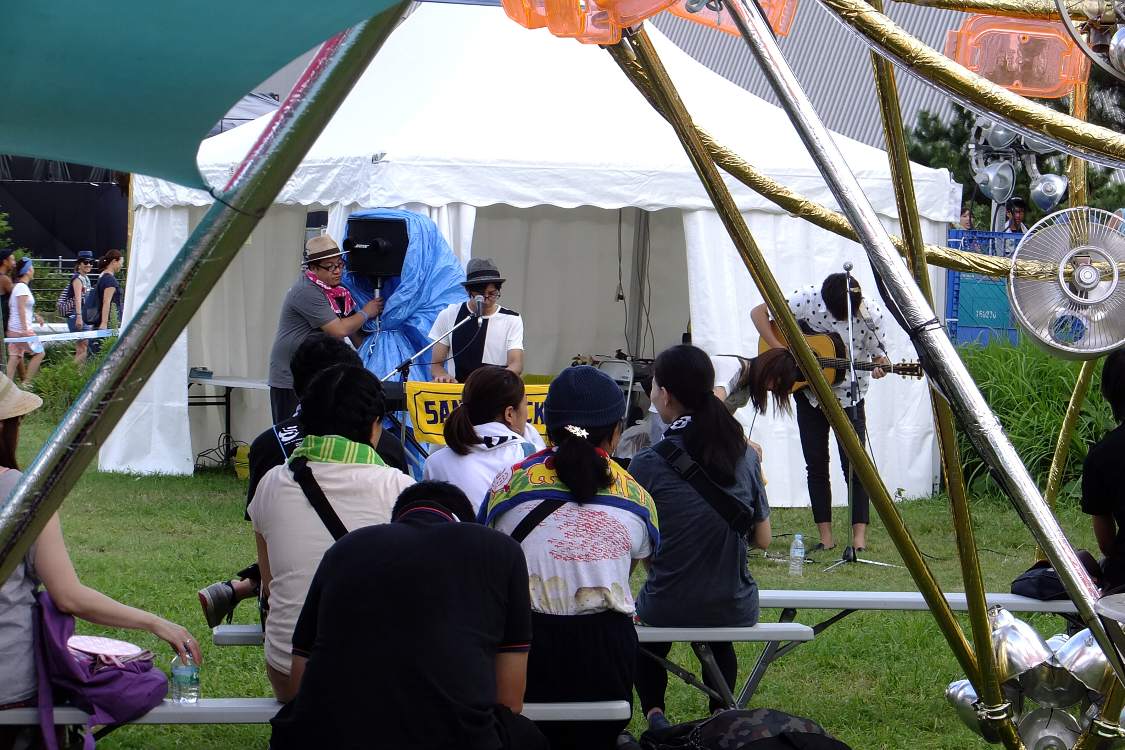 前方に座れば見える。