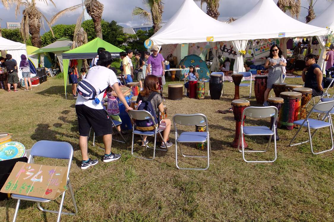 自由参加のドラムサークル。