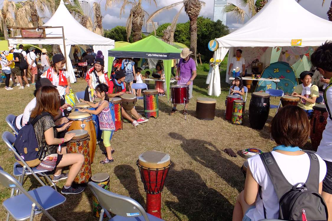 右の白いテントの端にグレイトフル・デッドのマークがある。