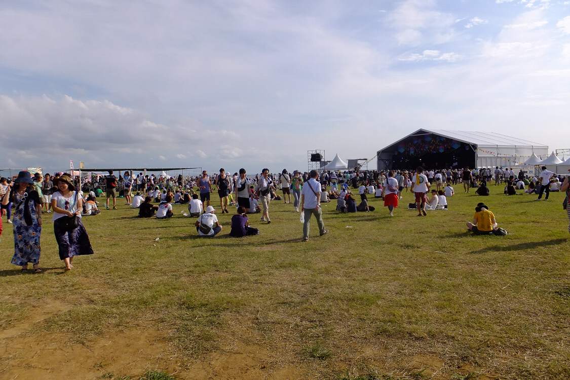 収容人数が多そうなガーデンステージ。