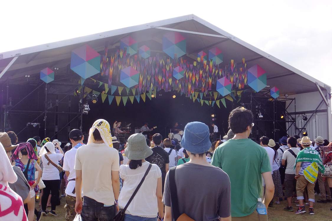 昨年はマリンステージの終演後もガーデンステージの公演が設定されていたが、今年は午後8時30分までに全公演が終了している。終演後にガーデンステージや美浜茶房に滞留する客が撤収作業を遅らせるのは容易に想像できる。