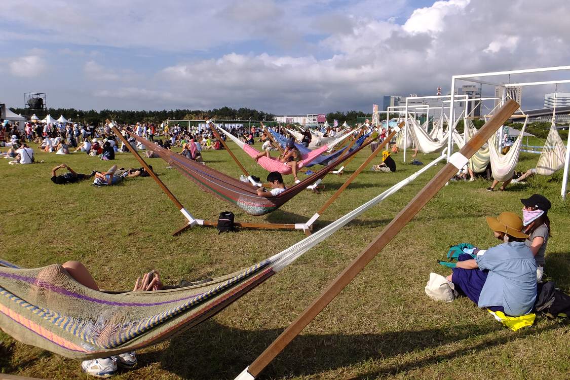ハンモックの列。