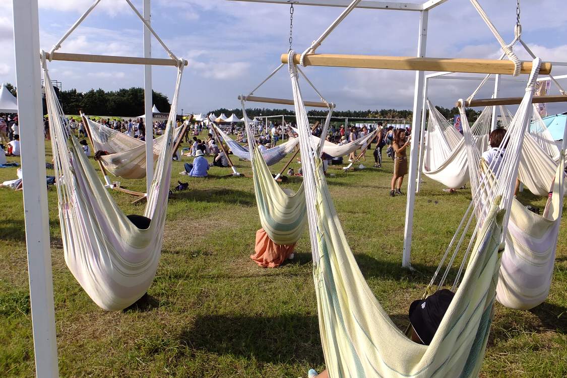 どのハンモックも埋まっている。