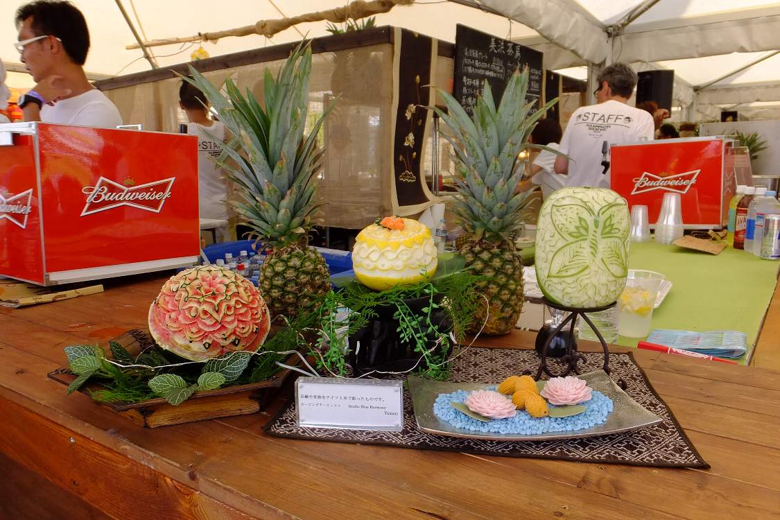 ナイフで彫刻した果物。