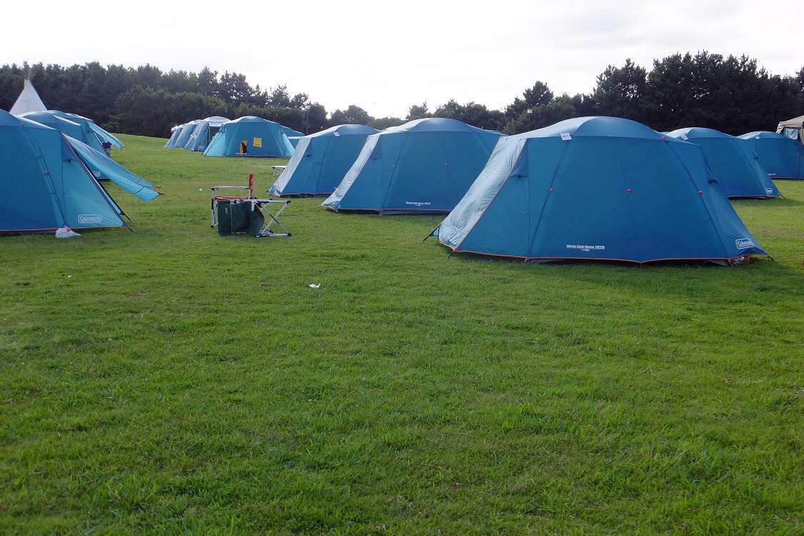 同じ形のテントが多数ある。テントは持ち込まず、キャンプ用品だけを持ち込む方式。