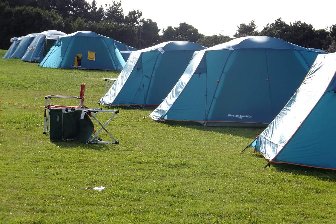 テントはコールマンのウインズライトドーム。4人用。